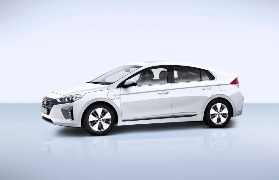  Hyundai IONIQ plug-in (AE) 2016 года  (фото 2 из 42)